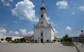 Kostol Najsvätejšej Trojice tvorí už od roku 1803 dominantu námestia v Bánovciach nad Bebravou. Foto: Alexander Vojček