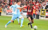 Peter Nworah a Nicolas Gorosito v súboji o loptu. Foto: TASR/Lukáš Grinaj