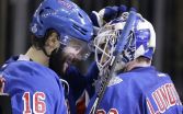 Derick Brassard z New Yorku Rangers gratuluje brankárovi Henrikovi Lundqvistovi po štvrtom zápase finále play off NHL proti Los Angeles Kings 11. júna 2014 v New Yorku.(Zdroj: TASR)