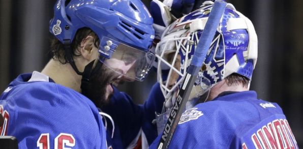 Derick Brassard z New Yorku Rangers gratuluje brankárovi Henrikovi Lundqvistovi po štvrtom zápase finále play off NHL proti Los Angeles Kings 11. júna 2014 v New Yorku.(Zdroj: TASR)