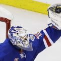 Brankár New Yorku Rangers Henrik Lundqvist (30) chytá puk do lapačky. (Zdroj: TASR)