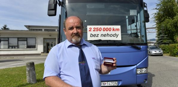 Ocenený vodič autobusu František Kvasnica. (Zdroj: TASR)