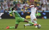 Nigérijský hráč Ahmed Musa (vľavo) v súboji s Iráncom Ashkanom Dejagahom. Foto: TASR/ AP