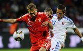 Vasilij Berezuckij (vľavo) v súboji s Filipom Hološkom. Foto: TASR/ Martin Baumann