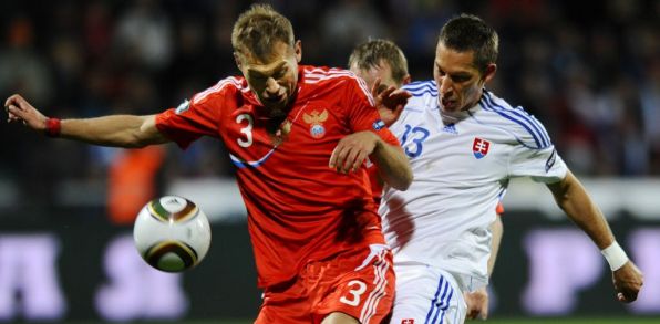 Vasilij Berezuckij (vľavo) v súboji s Filipom Hološkom. Foto: TASR/ Martin Baumann