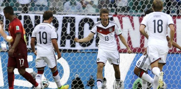 Nemecký futbalista Thomas Müller (uprostred) sa teší po strelení úvodného gólu. (Zdroj: TASR/AP)