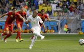 Sofiane Feghouli (vpravo) skóruje z penalty a Alžírsko ide do vedenia. Foto: TASR/ AP