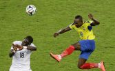 Futbal či karate? Walter Ayovi (vpravo) tvrdo atakuje Francúza Sissoka. Foto: TASR/ AP