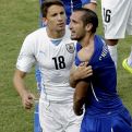 Talian Giorgio Chiellini ukazuje miesto na ktoré ho pohrýzol uruguajčan Luis Suarez. (Zdroj: TASR)