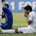 Uruguajčan Luis Suarez (vpravo) si kontroluje zuby po kontakte s talianskym hráčom Giorgiom Chiellinim. (Zdroj: TASR)