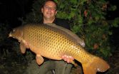 Jeden z najväčších kaprov Slnečných jazier 110 cm, 22 kg a rybár Peter Matlák. Foto: archív MsO RZS