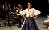 Víťazka tretej kategórie Pavlína Piláciková zo stredného Považia v sprievode ľudovej hudby folklórneho súboru Zobor.