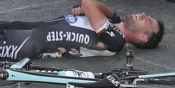 ritský cyklista Mark Cavendish leží na zemi po páde (zdroj: TASR)