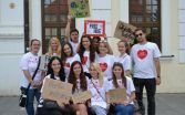 Sedemdesiat dobrovoľníkov rozdalo 22 641 objatí. Ľuďom objatie spríjemnilo deň. Foto: Mládežnícky parlament mesta Rimavská Sobota