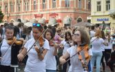 Na úvod kultúrneho leta zažili Košičania flashmob vytvorený 150 mladými hudobníkmi. 