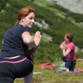 Žena cvičí jeden z cvikov  počas letného cvičenia jogy na Skalnatom plese (Zdroj: TASR/Oliver Ondráš)