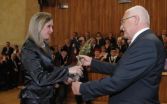 Prezident ČR Václav Klaus odovzdáva Felicite Chromjakovej menovanie vysokoškolského profesora (Praha, Karlova univerzita, máj 2010).