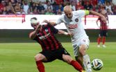 Marek Janečka z Trnavy (vpravo) a Thomas Scobbie z St. Johnstone v súboji o loptu. Foto: TASR/Henrich Mišovič