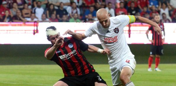 Marek Janečka z Trnavy (vpravo) a Thomas Scobbie z St. Johnstone v súboji o loptu. Foto: TASR/Henrich Mišovič