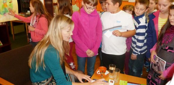 Na Margitu Garajszki mali štvrtáci tunajších základných škôl množstvo otázok. Foto: Mestská knižnica Sabinov