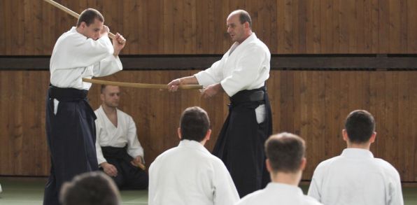 Sensei Vural ukazuje techniku meča proti meču. Foto: archív Aikido klub Hlohovec