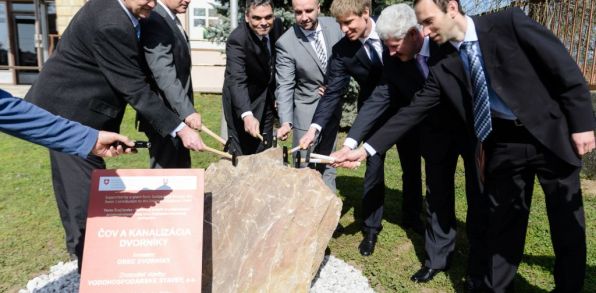 Slávnostné odovzdanie staveniska, druhý sprava starosta Dvorníkov Ľuboš Gubáň. Foto: TASR/Henrich Mišovič