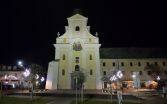 Osvetlenie pred piaristickým Kostolom Najsvätejšej Trojice. Foto: TASR/Radovan Stoklasa