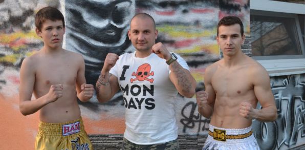 Zľava Tomáš Bystriansky, Peter Sitor - tréner, Maroš Janiš. Foto: Muay Thai Poltár 