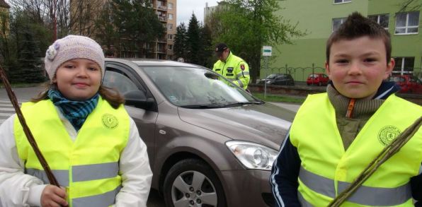 Dopravná hliadka spolu so žiakmi dohliadali na dodržiavanie pravidiel cestnej premávky.