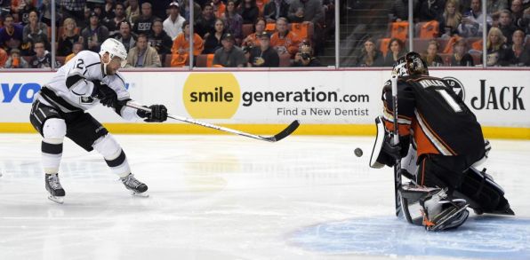 Hokejista Los Angeles Kings Slovák Marián Gáborík prekonáva už po 34 sekundách brankára Anaheimu Ducks Jonasa Hillera. Foto: AP