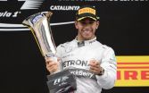 Britský jazdec F1 na Mercedese Lewis Hamilton pózuje na pódiu s trofejou po jeho víťazstve Veľkej ceny Španielska. Foto: TASR/AP