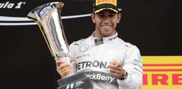 Britský jazdec F1 na Mercedese Lewis Hamilton pózuje na pódiu s trofejou po jeho víťazstve Veľkej ceny Španielska. Foto: TASR/AP