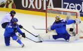 Na snímke vľavo slovenský hokejista Marek Ďaloga strieľa gól na 1:0. (Zdroj: TASR/Pavel Neubauer)