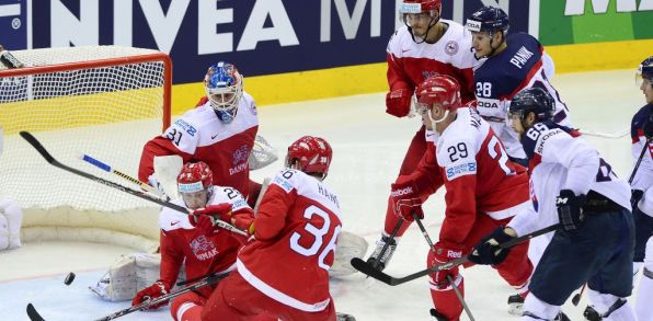 Na snímke vpravo v popredí Tomáš Marcinko a vpravo v pozadí Richard Pánik (obaja Slovensko), v popredí Janik Hansen a v pozadí brankár Simon Nielsen (obaja Dánsko). (Zdroj: TASR)