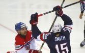 Jakub Kindl s súboji s americkým protivníkom. foto: TASR/ AP