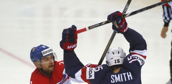 Jakub Kindl s súboji s americkým protivníkom. foto: TASR/ AP