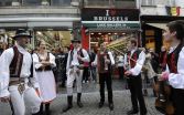 Členovia folklórneho súboru hrajú a spievajú, 3. mája 2014 v Bruseli. 