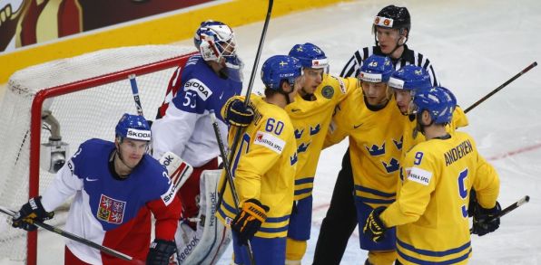 Švédski hráči oslavujú gól Joakima Lindstroma do bránky Česka v hokejovom zápase o 3. miesto (Zdroj:TASR)