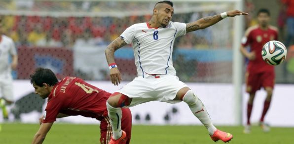 Čilský futbalista Arturo Vidal (vpravo) a Javi Martinez zo Španielska. (Zdroj: TASR/AP) 