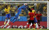 Mexický brankár Guillermo Ochoa vyráža strelu v zápase základnej A-skupiny Brazília - Mexiko. (Zdroj: TASR/AP)