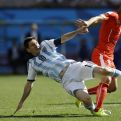 Argentínsky hráč Lionel Messi (vľavo) bojuje o loptu so Švajčiarom Goekhanom Inlerom. (Zdroj: TASR/AP)