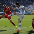 Argentínsky hráč Gonzalo Higuain (uprostred) bojuje o loptu. (Zdroj: TASR/AP) 