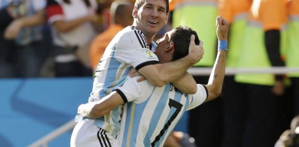 Argentínsky hráč Angel di Maria  (vpravo) oslavuje so spoluhráčom Lionelom Messim  víťazný gól. (Zdroj: TASR/AP)