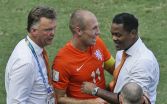 Holanďan Arjen Robben (uprostred), tréner Louis van Gaal (vľavo) a jeho asistent Patrick Kluivert. (Zdroj: TASR/AP)