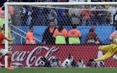 Argentínsky brankár Sergio Romero chytá prvú strelu Holanďana Rona Vlaara z hranice 11 m v penaltovom rozstrele. (Zdroj: TASR/AP) 