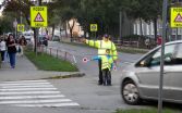 Deti pomáhali na priechode pre chodcov mestskej polícii.