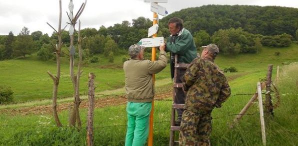 Inštalácia smerovníka. Foto: Ján Hreha, KST Krokus Hanušovce nad Topľou., 