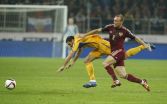Ruský hráč Denis Glušakov (vpravo) bojuje o loptu s Alexandru Gatcanom z Moldavska (zdroj: TASR)